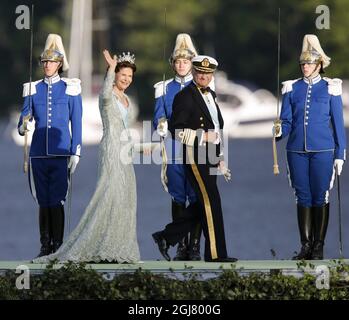 STOCKHOLM 20130608 König Carl Gustaf und Königin Silvia kommen nach der Hochzeit von Prinzessin Madeleine und Christopher O`Neill in der Königlichen Kapelle von Stockholm, Schweden, 8. Juni 2013 im Schloss Drottningholm an. Foto: Christine Olsson / SCANPIX / kod 10430 Stockfoto